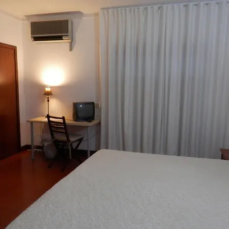Residencial Dos Carvalhais 吉马良斯